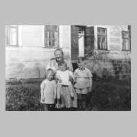 082-0042  Schwolgehnen, Grossmutter Lina Kiepert mit den Enkeln Helgard Achenbach, Dagmar Gutzat und Helmut Achenbach.jpg